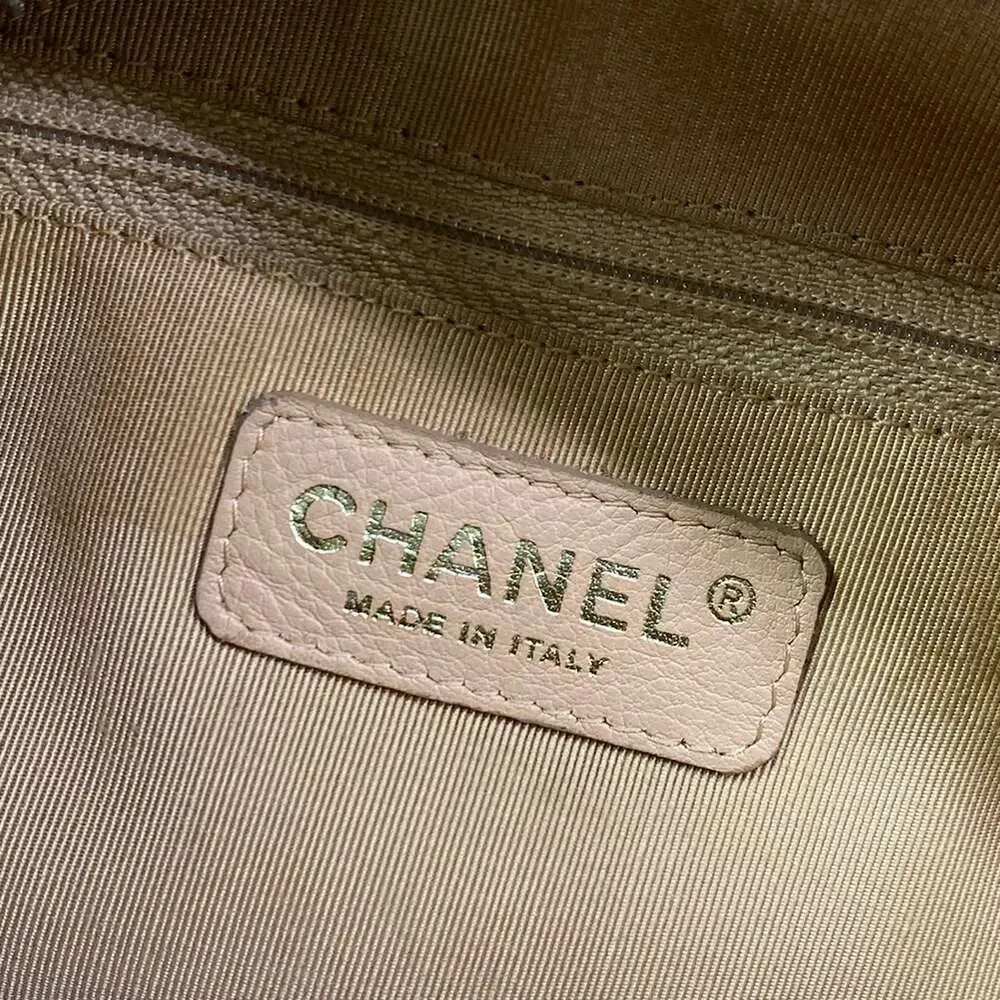 Chanel Matelasse Handbag A20996